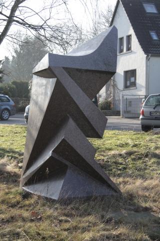 Rasche, Ernst: Skulptur in der Landschaft, ehemaliger Standort: Firmensitz Agiplan, Zeppelinstr. 301; Zustand 2009; Foto: Kunstmuseum Mülheim an der Ruhr 2009.