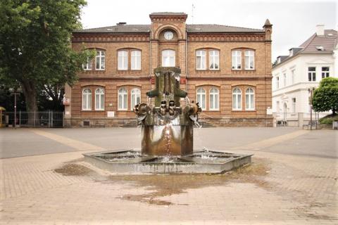 Stirnberg, Bonifatius: Brunnen mit Gesamtansicht des Heißener Marktplatzes; Foto: Kunstmuseum Mülheim an der Ruhr 2008. 