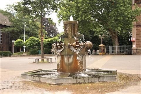 Stirnberg, Bonifatius: Brunnen auf dem Heißener Marktplatz; Foto: Kunstmuseum Mülheim an der Ruhr 2008.