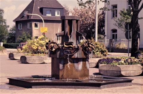 Stirnberg, Bonifatius: Brunnen auf dem Heißener Marktplatz; Foto: Kunstmuseum Mülheim an der Ruhr, vor 2001 (Digitalisiertes Foto; 1990er?).