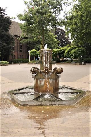 Stirnberg, Bonifatius: Brunnen auf dem Heißener Marktplatz; Foto: Kunstmuseum Mülheim an der Ruhr 2008.