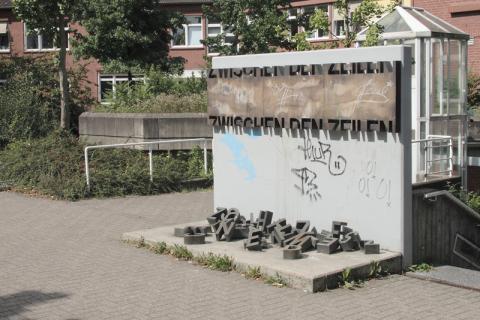 Ulrichs, Timm: Zwischen den Zeilen, ursprünglicher Standort; Foto: Kunstmuseum Mülheim an der Ruhr 2007.