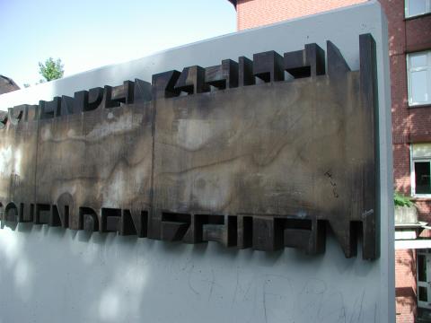 Ulrichs, Timm: Zwischen den Zeilen, ursprünglicher Standort, Detailansicht des Schriftzuges; Foto: Kunstmuseum Mülheim an der Ruhr 2007.