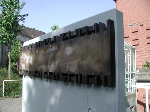 Ulrichs, Timm: Zwischen den Zeilen, ursprünglicher Standort, Detailansicht des Schriftzuges; Foto: Kunstmuseum Mülheim an der Ruhr 2007.
