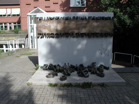 Ulrichs, Timm: Zwischen den Zeilen, ursprünglicher Standort, Detailansicht des Schriftzuges; Foto: Kunstmuseum Mülheim an der Ruhr 2007.