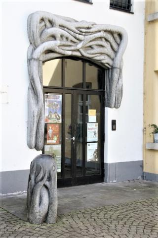 Weber, Georg: o. T. (zweiteilige Portalgestaltung (Äste und Kugel)) ; Foto: Kunstmuseum Mülheim an der Ruhr 2007.