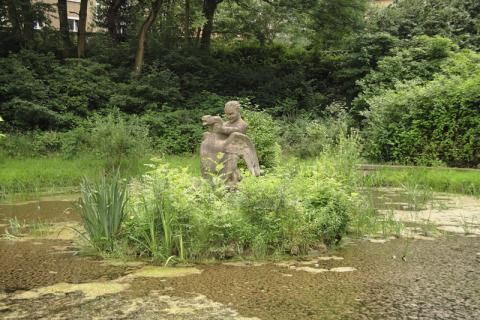 Deus, Willi: Brunnen (Junge mit Schwan); Foto: Kunstmuseum Mülheim an der Ruhr/ Ralf Raßloff 2008.