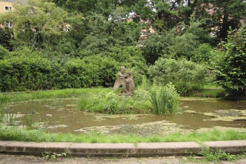 Deus, Willi: Brunnen (Junge mit Schwan); Foto: Kunstmuseum Mülheim an der Ruhr/ Ralf Raßloff 2008.