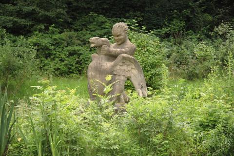 Deus, Willi: Brunnen (Junge mit Schwan); Foto: Kunstmuseum Mülheim an der Ruhr/ Ralf Raßloff 2008.