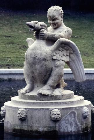 Deus, Willi: Brunnen (Junge mit Schwan); Foto: Kunstmuseum Mülheim an der Ruhr o.J..