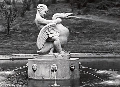 Deus, Willi: Brunnen (Junge mit Schwan); Foto: unbekannt.