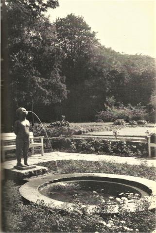 Jötte-Heidemann, Erika: Männeken - Brunnenskulptur &quot;Männeken&quot; und Gesamtansicht Brunnen, Zustand 1958; Foto: Mülheimer Jahrbuch 1958.