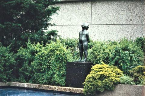 Jötte-Heidemann, Erika: Männeken - Brunnenskulptur, Zustand vor 2001; Foto: Kunstmuseum Mülheim an der Ruhr (vor 2001).