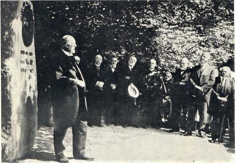 Aufstellung des Gedenksteins für Hermann von Kamp im Jahr 1929; Foto: Mülheimer Jahrbuch 1965, S.83.