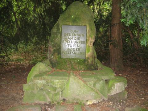 Kriegerdenkmal 1914-1918 / 1939-1945 (Gedenkstein); Foto: Kunstmuseum Mülheim an der Ruhr 2017.