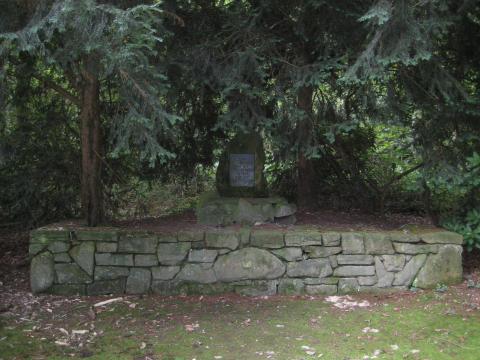 Kriegerdenkmal 1914-1918 / 1939-1945 (Gedenkstein; Gesamtansicht); Foto: Kunstmuseum Mülheim an der Ruhr 2017.