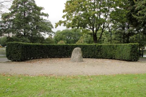 Berliner Stein (Gedenkstein auf dem MüGa-Gelände; Gesamtansicht); Foto: Kunstmuseum Mülheim an der Ruhr 2007.