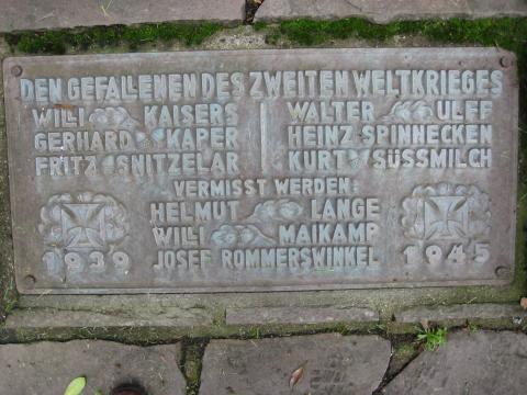 Kriegerdenkmal 1914-1918 / 1939-1945, Detail: Inschrift; Foto: Kunstmuseum Mülheim an der Ruhr 2007.