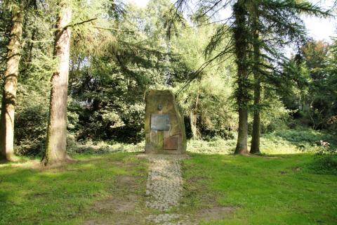 Kriegerdenkmal 1914-1918 / 1939-1945 (Gedenkstein); Foto: Kunstmuseum Mülheim an der Ruhr 2007.