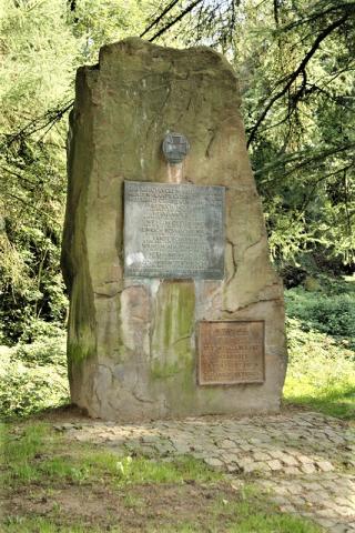 Kriegerdenkmal 1914-1918 / 1939-1945 (Gedenkstein); Foto: Kunstmuseum Mülheim an der Ruhr 2007.