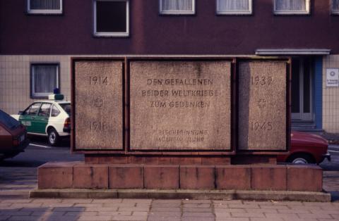 Lickfeld, Hermann: Gedenkstein; Foto: Kunstmuseum Mülheim an der Ruhr o.J. (1980er ?).