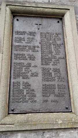 Kriegerdenkmal Saarn, Detail: Inschrift; Foto: Kunstmuseum Mülheim an der Ruhr 2015.