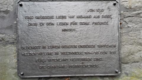 Kriegerdenkmal Saarn, Detail: Inschrift unten; Foto: Kunstmuseum Mülheim an der Ruhr 2015.