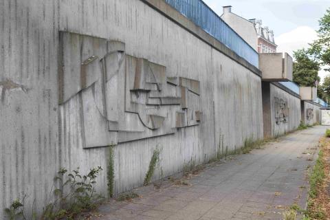 Siepmann, Heinrich: Betonreliefs am Ruhrufer, Gesamtansicht, Foto: Kunstmuseum Mülheim an der Ruhr/ Ralf Raßloff 2020.