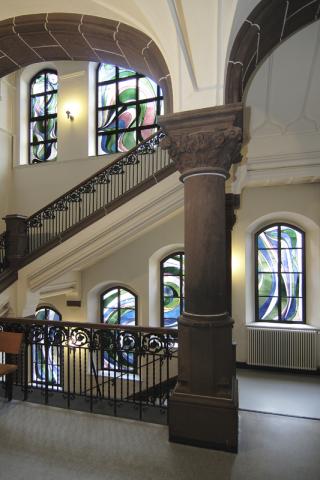 Walter, Hans-Albert: Gesamtansicht: Buntglasfenster im Treppenhaus des Amtsgerichts; Foto: Kunstmuseum Mülheim an der Ruhr 2009.