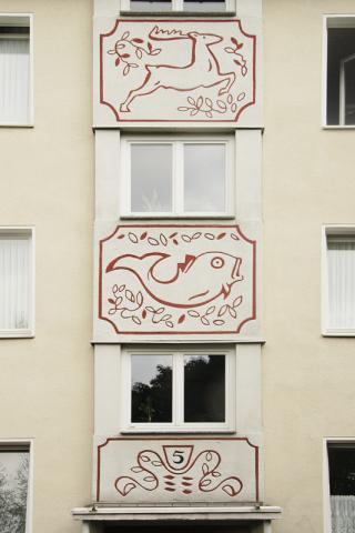 Altena, Karl: Dreiteiliges Wandbild (Wappen, Fisch, HIrsch); Foto: Kunstmuseum Mülheim an der Ruhr/ Ralf Raßloff 2008.