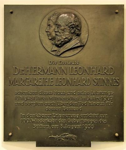 Anker, Hanns: Gedenkttafel Eheleute Stinnes, 1935; Foto: Kunstmuseum Mülheim an der Ruhr 2017.