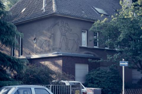 Baur, Ludwig: Jugend, Wandbild an Wohnhaus, Bleichstr. 1, Zustand vor 2001, Foto: Kunstmuseum Mülheim an der Ruhr 2001.