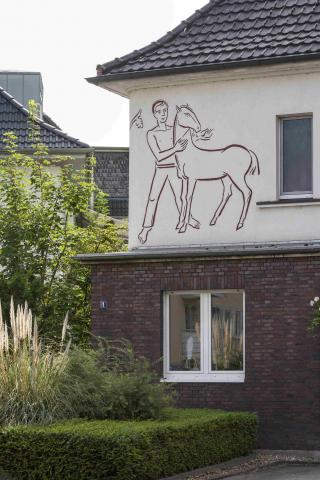 Baur, Ludwig: Jugend, Wandbild an Wohnhaus, Bleichstr. 1, 45468 Mülheim an der Ruhr, Foto: Kunstmuseum Mülheim an der Ruhr/ Ralf Raßloff 2020.