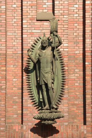 Burger, Carl: Auferstehender Christus im mittleren Bogen des Arkadeneingangs; Foto: Kunstmuseum Mülheim an der Ruhr/ Ralf Raßloff 2008.