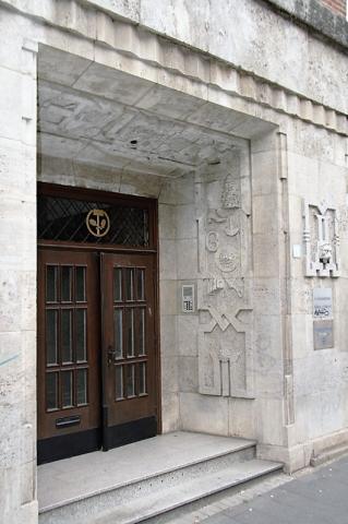 Deus, Willi: Fassadengestaltung am Innungshaus, Detail: Türlaibungen mit Symbolisierungen für verschiedene Gewerke, Foto: Kunstmuseum Mülheim an der Ruhr/ Ralf Raßloff 2007.