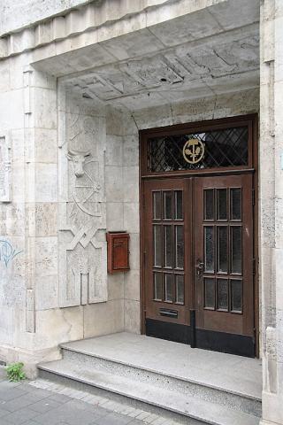 Deus, Willi: Fassadengestaltung am Innungshaus, Detail: Türlaibungen mit Symbolisierungen für verschiedene Gewerke, Foto: Kunstmuseum Mülheim an der Ruhr/ Ralf Raßloff 2007.