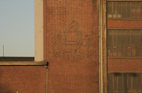 Deus, Willi: Relief an Außenwand &quot;Die Gießer&quot;, Foto: Kunstmusem Mülheim an der Ruhr/ Ralf Raßloff 2008.