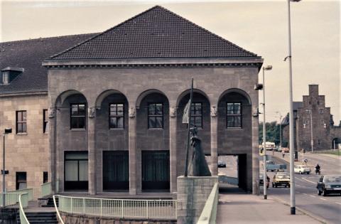 Hoselmann, Willy: Reliefs verschiedener Stadtwappen (gnaz rechts: Mülheim an der Ruhr), o.J., Foto: Kunstmuseum Mülheim an der Ruhr 1980er Jahre (?).