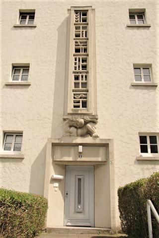 Hoselmann, Willy: Bauplastik über den Eingängen der Wohnhäuser des Blocks, 1927, Foto: Kunstmuseum Mülheim an der Ruhr, 2008.