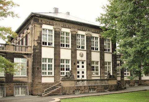 Janssen, Ulfert: Skulpturen an Portaltreppe des Max-Planck-Instituts; Foto: Kunstmuseum Mülheim an der Ruhr 2016.