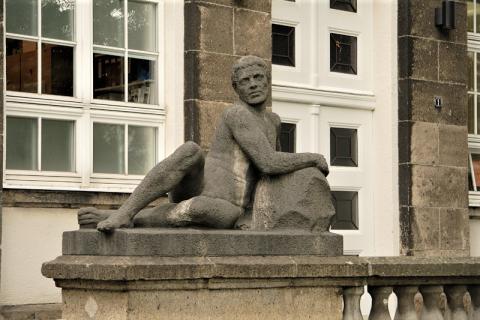 Janssen, Ulfert: Liegefigur an Treppe, Haupteingang Max-Planck-Institut, &quot;Körperliche Arbeit&quot;; Foto: Kunstmuseum Mülheim an der Ruhr 2016.