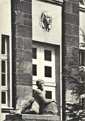 Janssen, Ulfert: Skulpturen an des Haupteingang Max-Planck-Instituts, Foto: Mülheimer Jahrbuch 1969.