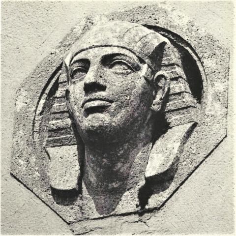 Janssen, Ulfert: Relief &quot;Kopf der Sphinx&quot; am Haupteingang des Max-Planck-Instituts, Foto: Mülheimer Jahrbuch 1969.