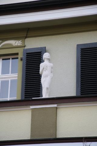 Lickfeld, Hermann: Mädchen (mit Weintrauben, nach oben blickend); Foto: Kunstmuseum Mülheim an der Ruhr 2006.