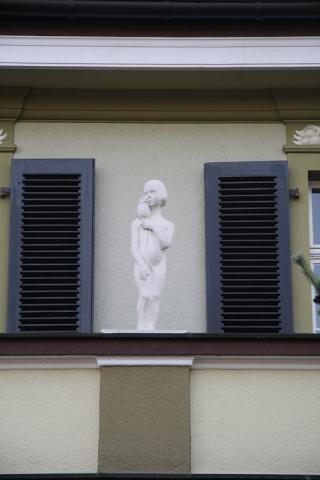 Lickfeld, Hermann: Mädchen (mit Eule auf der rechten Schulter und Tuch, zur Seite blickend); Foto: Kunstmuseum Mülheim an der Ruhr 2006.