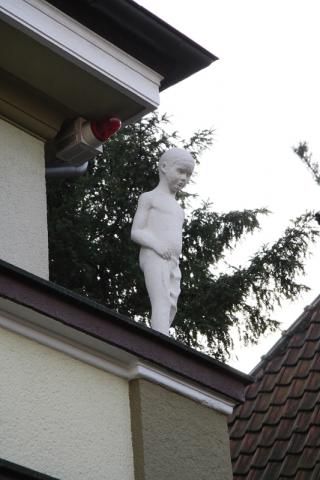 Lickfeld, Hermann: Junge (mit Lendentuch, nach unten blickend); Foto: Kunstmuseum Mülheim an der Ruhr 2006.