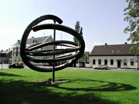 Merkel, Lisa: Metallröhrenplastik, Blick zur Schützenstraße; Zustand: 1999; Foto: Kunstmuseum Mülheim an der Ruhr 1999.