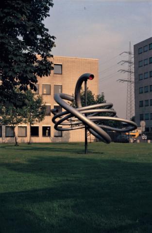 Merkel, Lisa: Metallröhrenplastik, Blick zum Werkseingang; Foto: Kunstmuseum Mülheim an der Ruhr o.J. (1980er?).