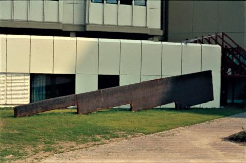 Nierhoff, Ansgar: Abstufungen / Graduations (Stahlskulptur), Foto: Kunstmuseum Mülheim an der Ruhr o.J. (1985/86?).