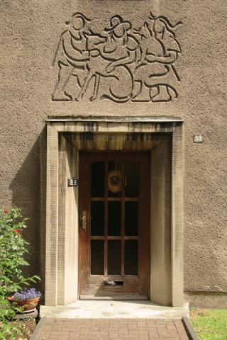 Prasse, Karl: Figurengruppe mit Hund, Wandrelief, Foto: Kunstmuseum Mülheim an der Ruhr/ Ralf Raßloff 2008.